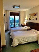 Edredones de plumas, caja fuerte, escritorio