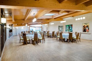 Ofereix vistes al jardí i s'hi serveixen esmorzars, dinars i sopars