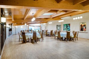 Aperto a colazione e pranzo, cucina locale, con vista sul giardino 