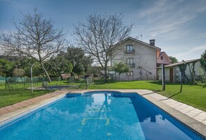 2 piscinas al aire libre, sombrillas, sillones reclinables de piscina