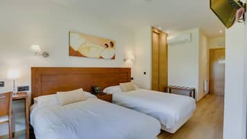 Habitación individual estándar | Edredones de plumas, caja fuerte, escritorio