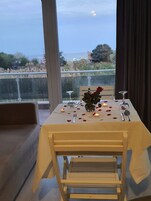 Escritorio y espacio para trabajar con laptop 