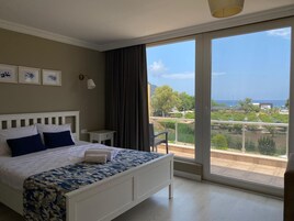 Escritorio y espacio para trabajar con laptop 