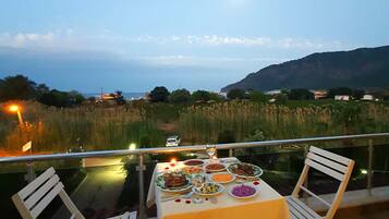 Escritorio y espacio para trabajar con laptop