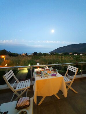 Bureau, espace de travail pour ordinateur portable