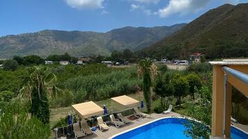 Deluxe Room | Desk, laptop workspace, soundproofing, free WiFi