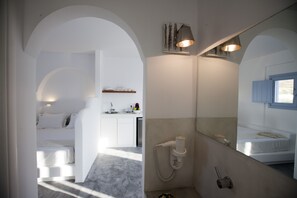 Rainfall showerhead, designer toiletries, hair dryer, bathrobes - Sun Anemos Resort (Santorini)