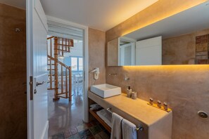 Maisonette, 1 Schlafzimmer | Badezimmer | Regendusche, Designer-Toilettenartikel, Haartrockner, Bademäntel