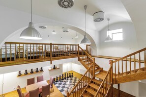 Bed in 10-Bed Mixed Dormitory Room | 客房內保險箱、書桌、隔音、熨斗/熨衣板