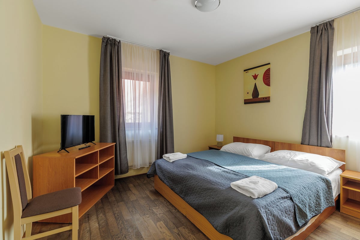 Cofres nos quartos, escrivaninha, quartos à prova de som