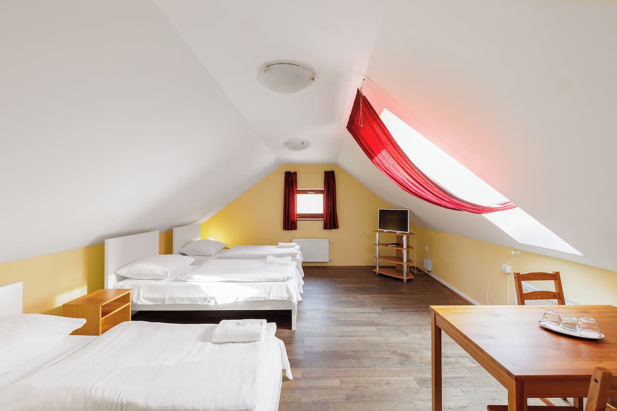 Cofres nos quartos, escrivaninha, quartos à prova de som