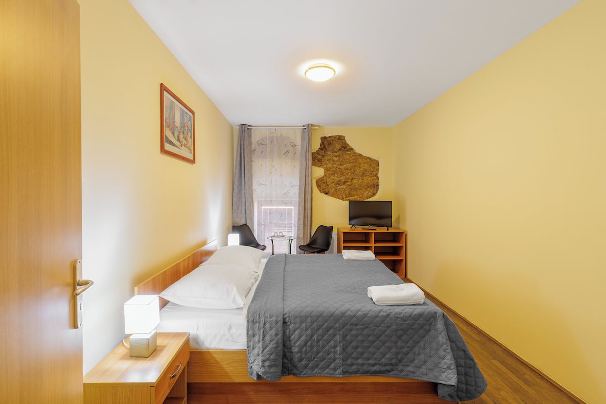 Quarto casal | Cofres nos quartos, escrivaninha, quartos à prova de som