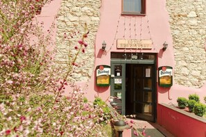 Petit déjeuner, déjeuner et dîner servis sur place, vue sur le jardin