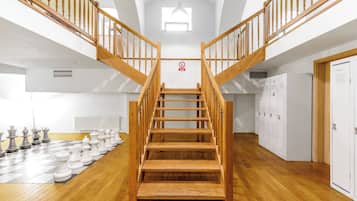 Bed in 10-Bed Mixed Dormitory Room | บริเวณนั่งเล่น | ทีวี 35 ซม. พร้อมช่องดาวเทียม