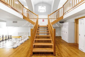 Bed in 10-Bed Mixed Dormitory Room | Área de sala de estar | Televisión de 35 cm con canales vía satélite 