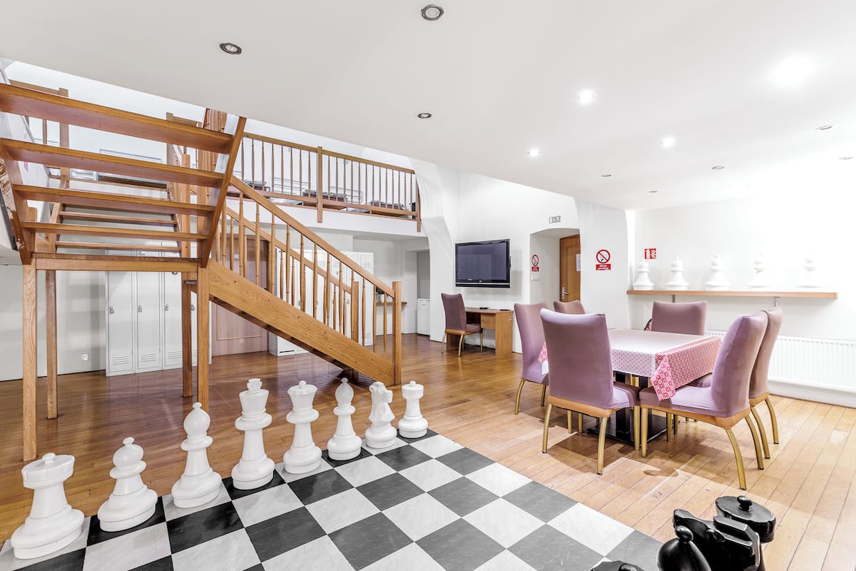 Bed in 10-Bed Mixed Dormitory Room | Área de estar | TV 35 cm com canais via satélite