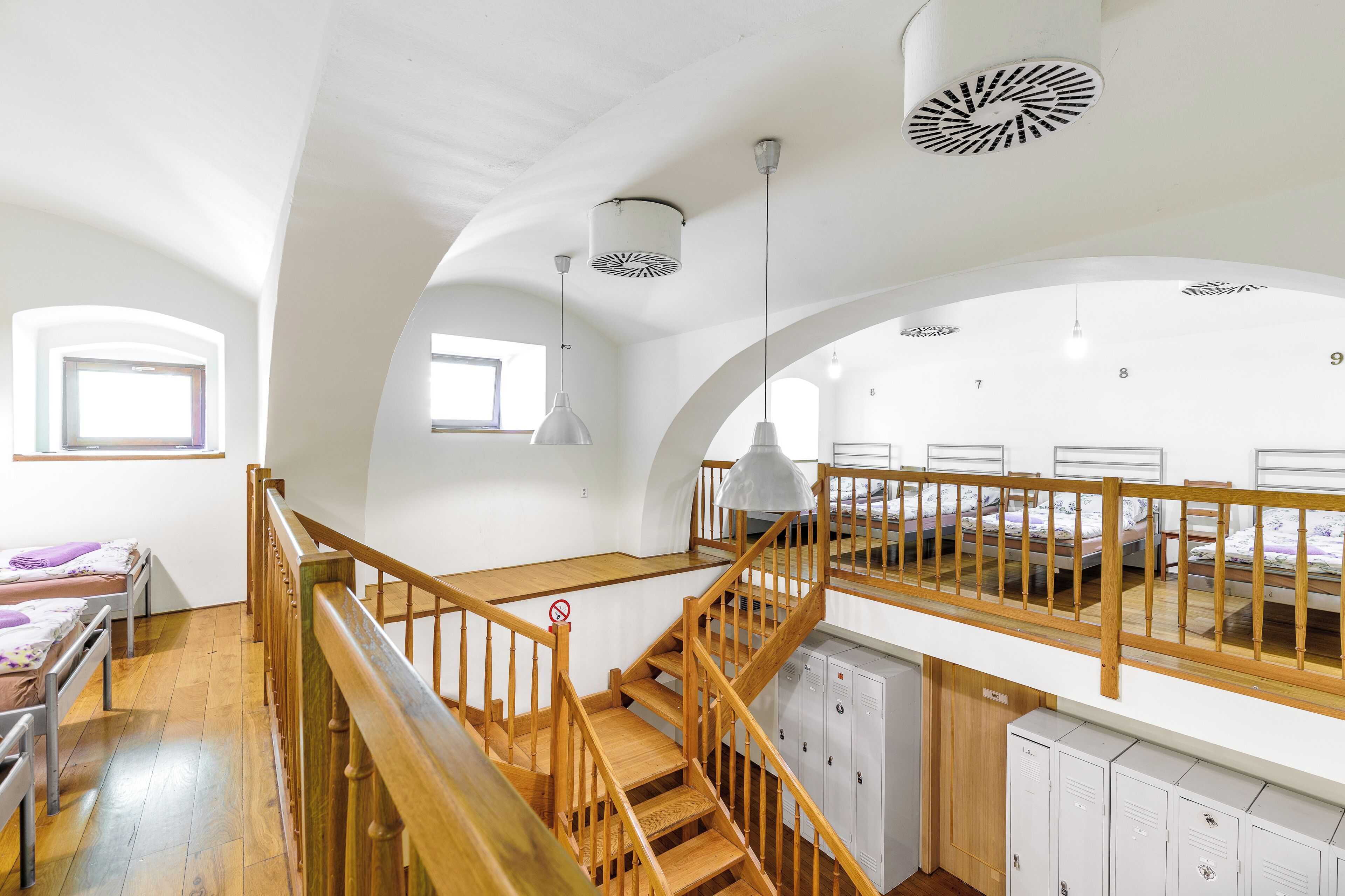 Bed in 10-Bed Mixed Dormitory Room | 客房内保险箱、办公桌、隔音、熨斗/熨板