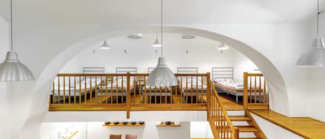 Bed in 10-Bed Mixed Dormitory Room | Caja fuerte, escritorio, sistema de insonorización