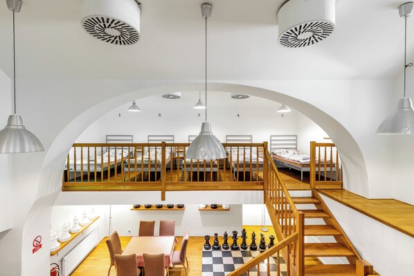 Bed in 10-Bed Mixed Dormitory Room | Caja de seguridad en la habitación, escritorio y insonorización 