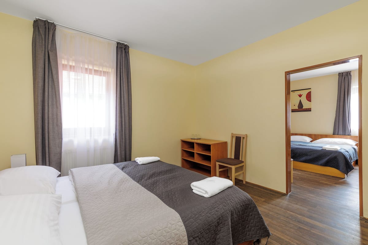 Cofres nos quartos, escrivaninha, quartos à prova de som