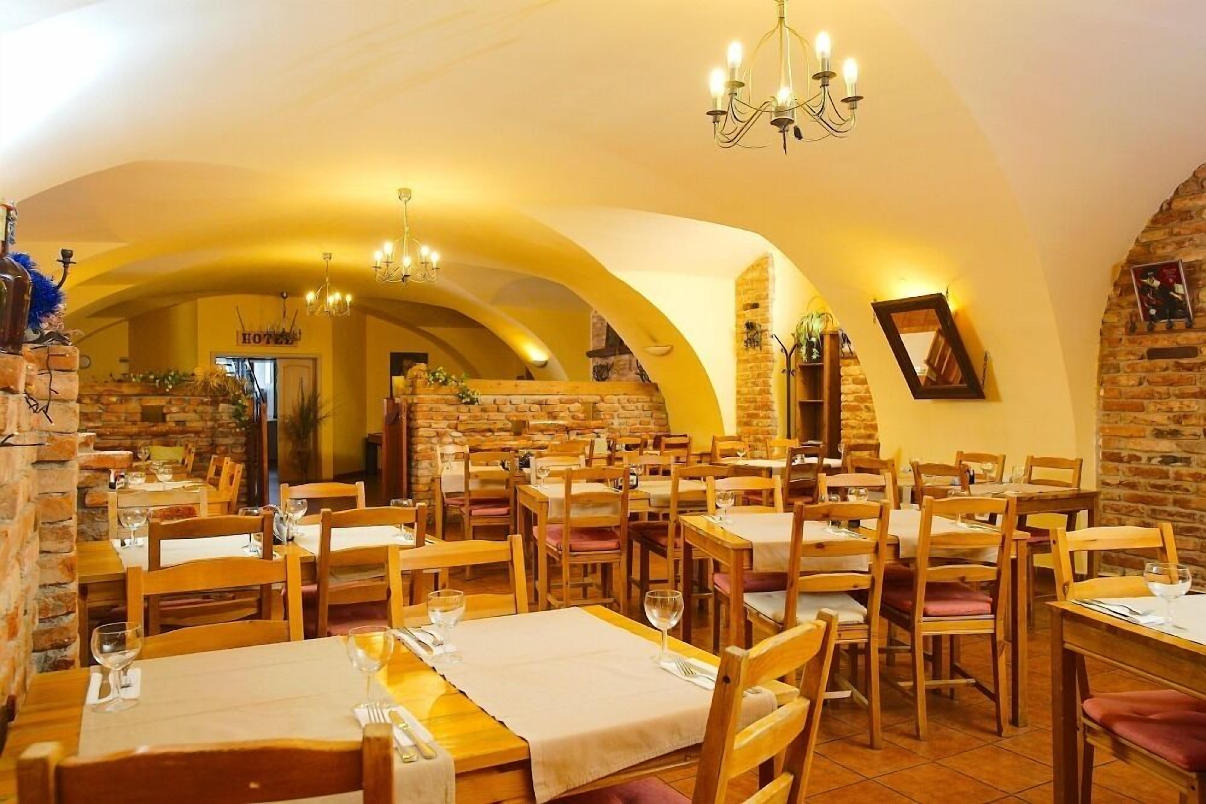 Breakfast, lunch, dinner served; international cuisine, garden views 