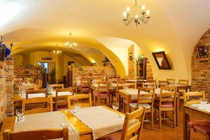 Petit déjeuner, déjeuner et dîner servis sur place, vue sur le jardin