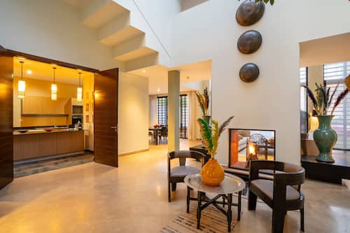 Villa Deluxe, 4 chambres | Coin séjour | Télévision LCD de 40 pouces avec chaînes par satellite, cheminée