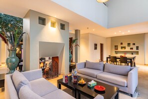 Vila luxo, 4 quartos | Área de estar | TV LCD 40 polegadas com canais via satélite, lareira