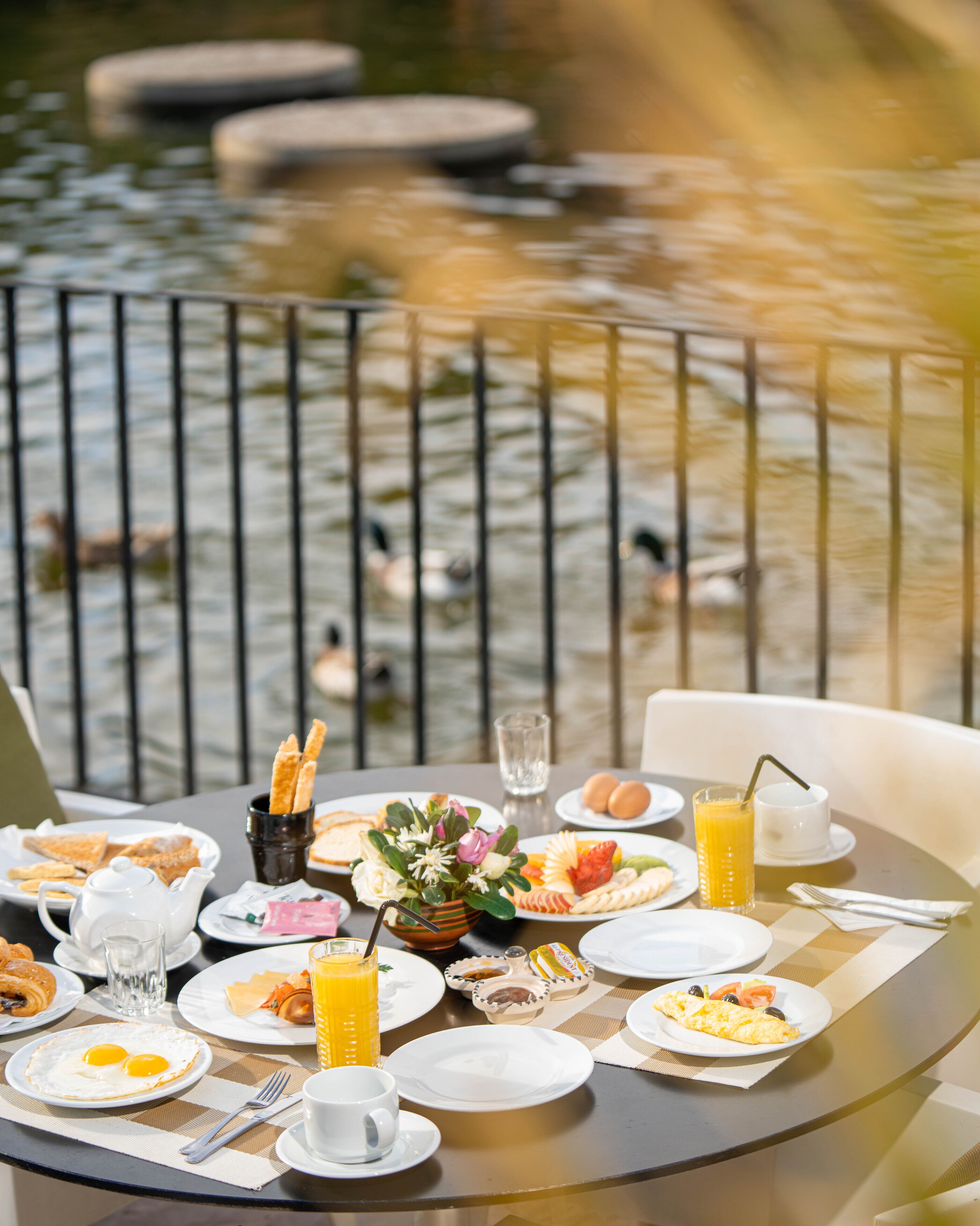 2 restaurants, lunch, dinner served; moroccan cuisine