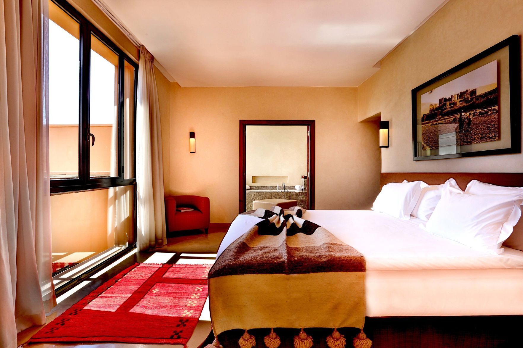 高档床上用品、Select Comfort 床、客房内保险箱、办公桌