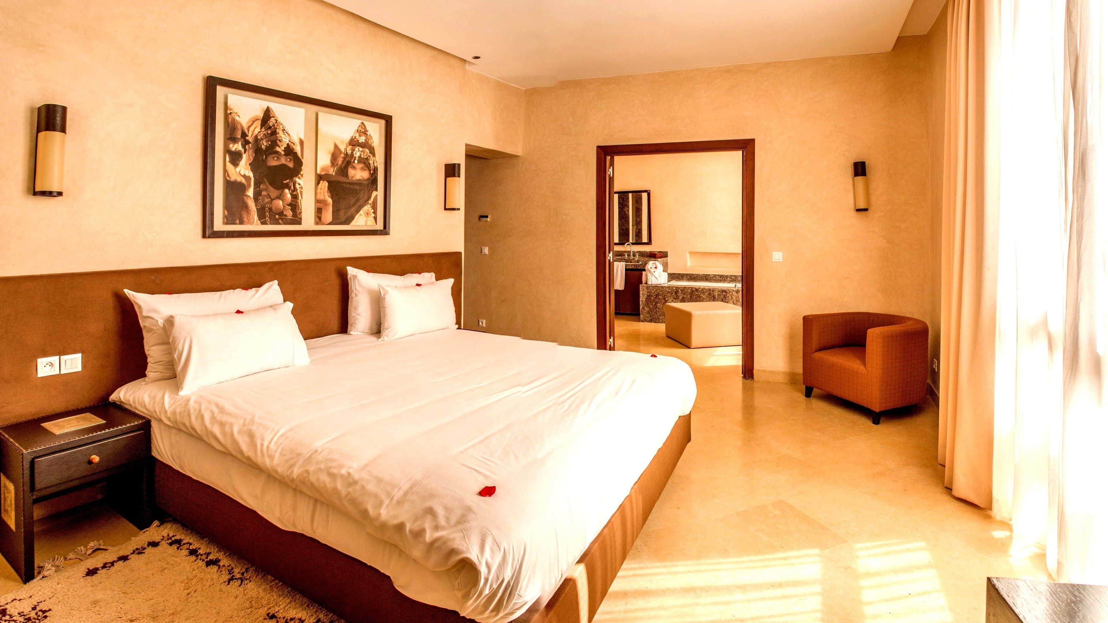 高档床上用品、Select Comfort 床、客房内保险箱、办公桌