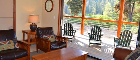 Premium-sviitti, 2 makuuhuonetta, parveke, järven rannalla | Oleskelualue