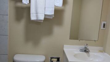 Suihku, ilmaiset hygieniatuotteet, hiustenkuivaaja, pyyhkeet