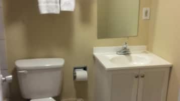 Habitación estándar, 1 cama King size (Non Smoking) | Baño | Regadera, amenidades de baño gratuitas, secadora de cabello, toallas