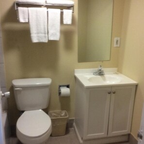 Chambre Standard, 1 très grand lit (Non Smoking) | Salle de bain