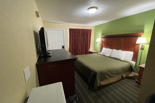 Standard Room, 1 King Bed (Non Smoking) | Egyptian cotton sheets, premium bedding, down comforters, pillowtop beds