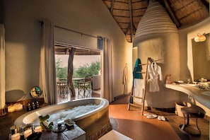 Lelapa Family Suite | Salle de bain | Baignoire et douche séparées, douche cascade