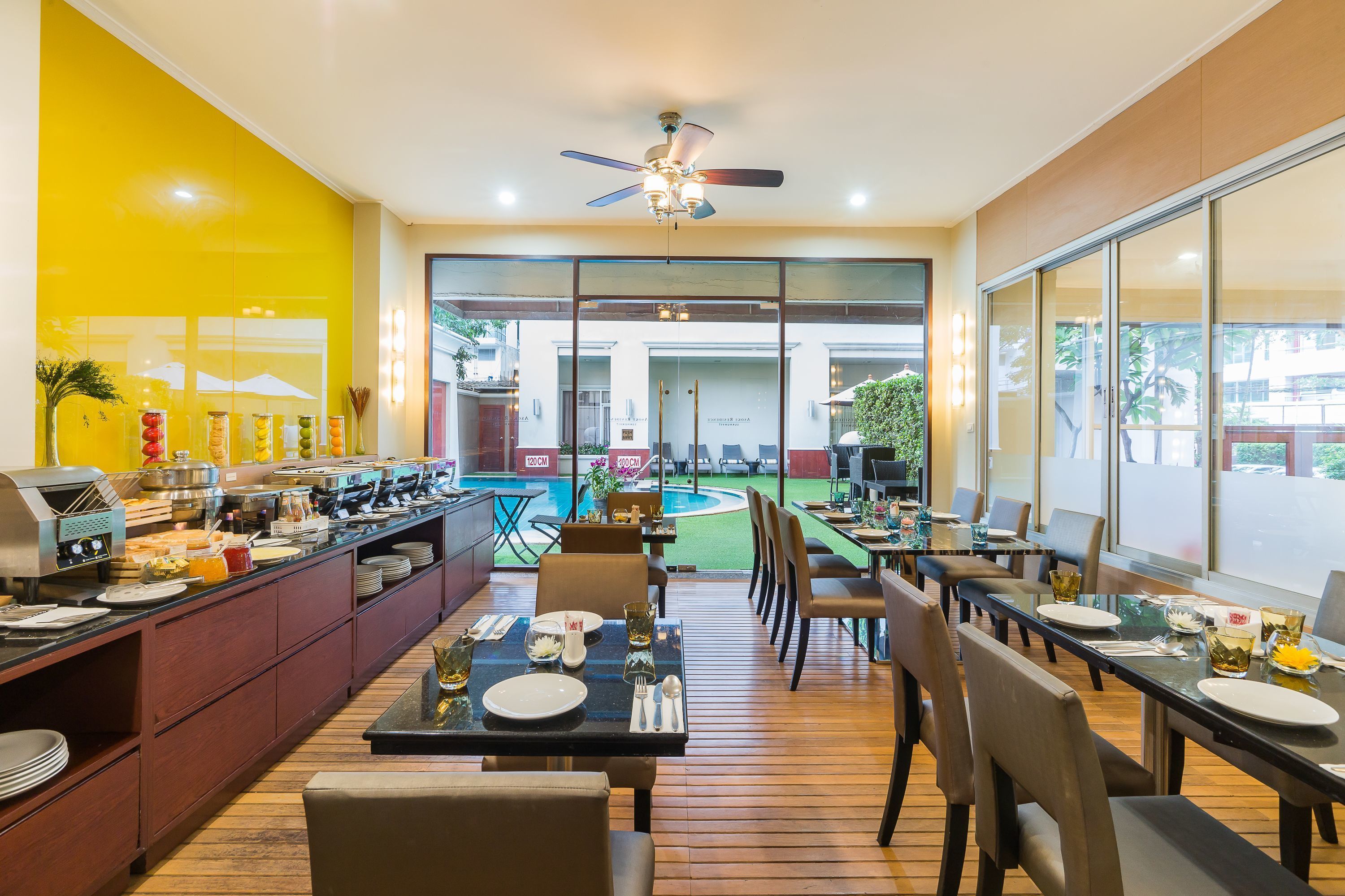 daily buffet breakfast (thb 229 per person)