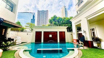 Una piscina al aire libre, sombrillas