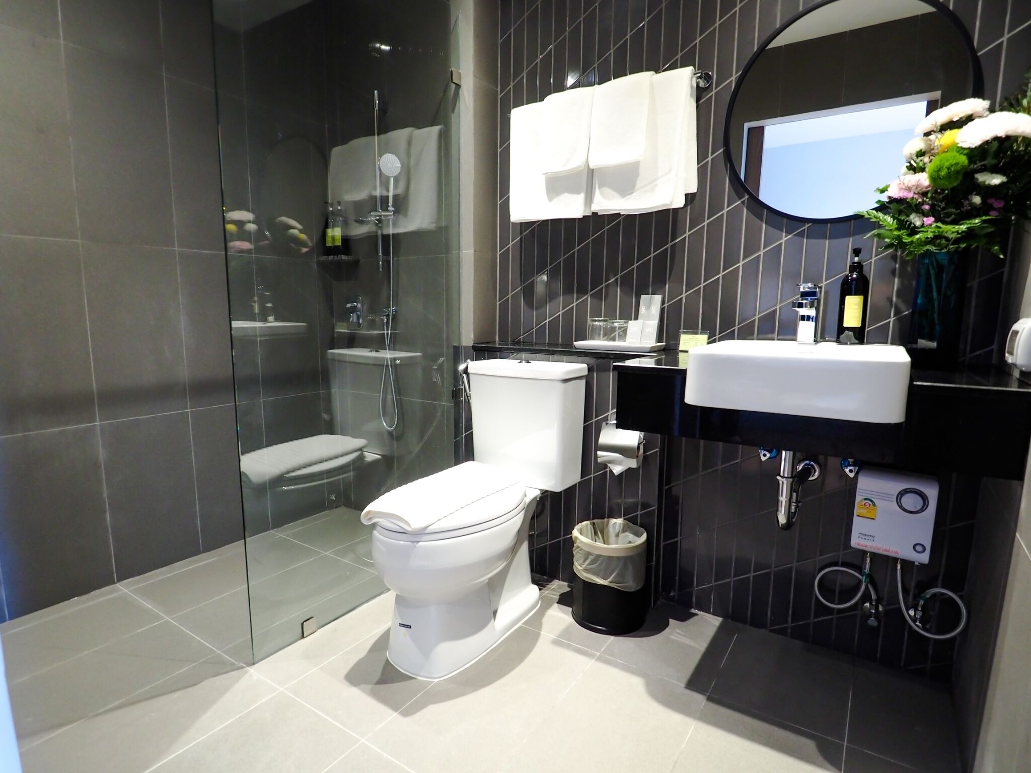 deluxe studio | bathroom | shower, free toiletries, hair dryer, slippers