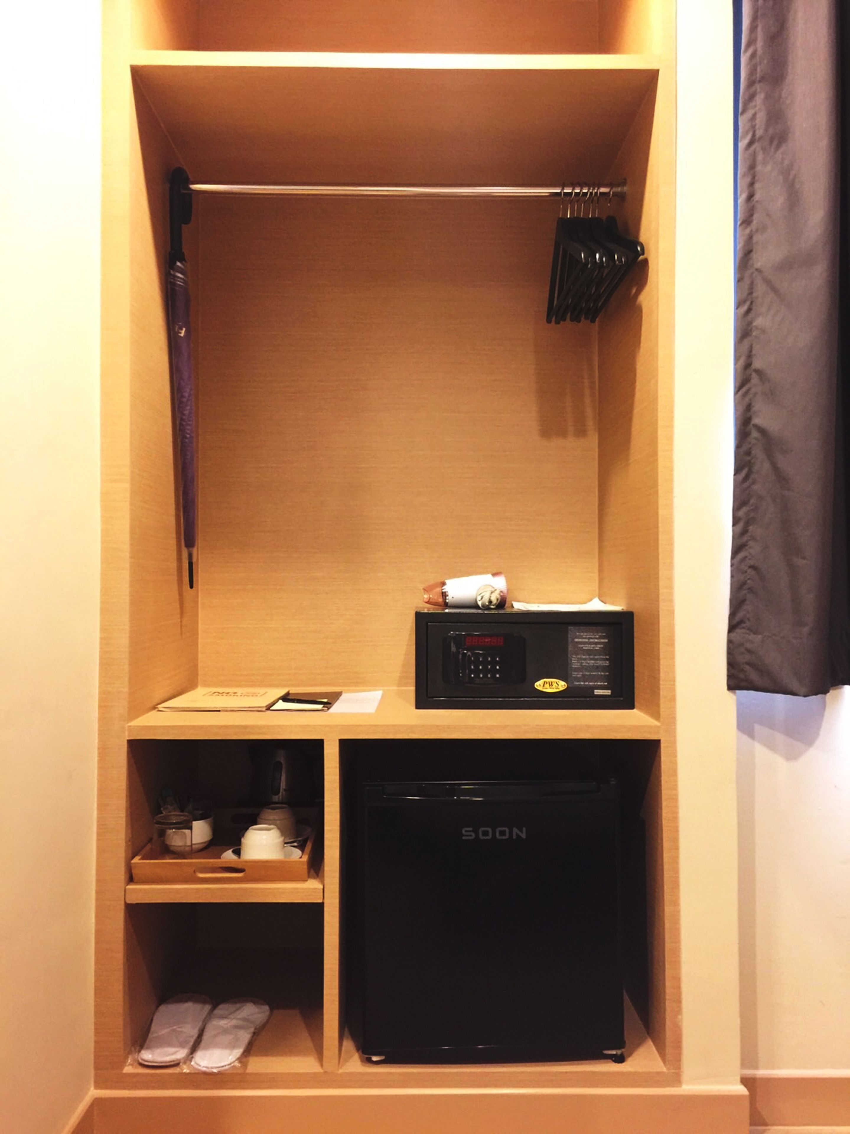 economy room, 1 queen bed | room amenity