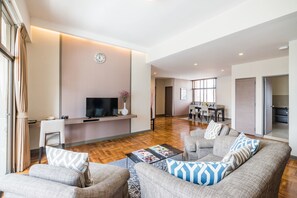 Perhesviitti, 2 makuuhuonetta | Oleskelualue | 32–tuumainen LCD-televisio, jossa kaapelikanavat