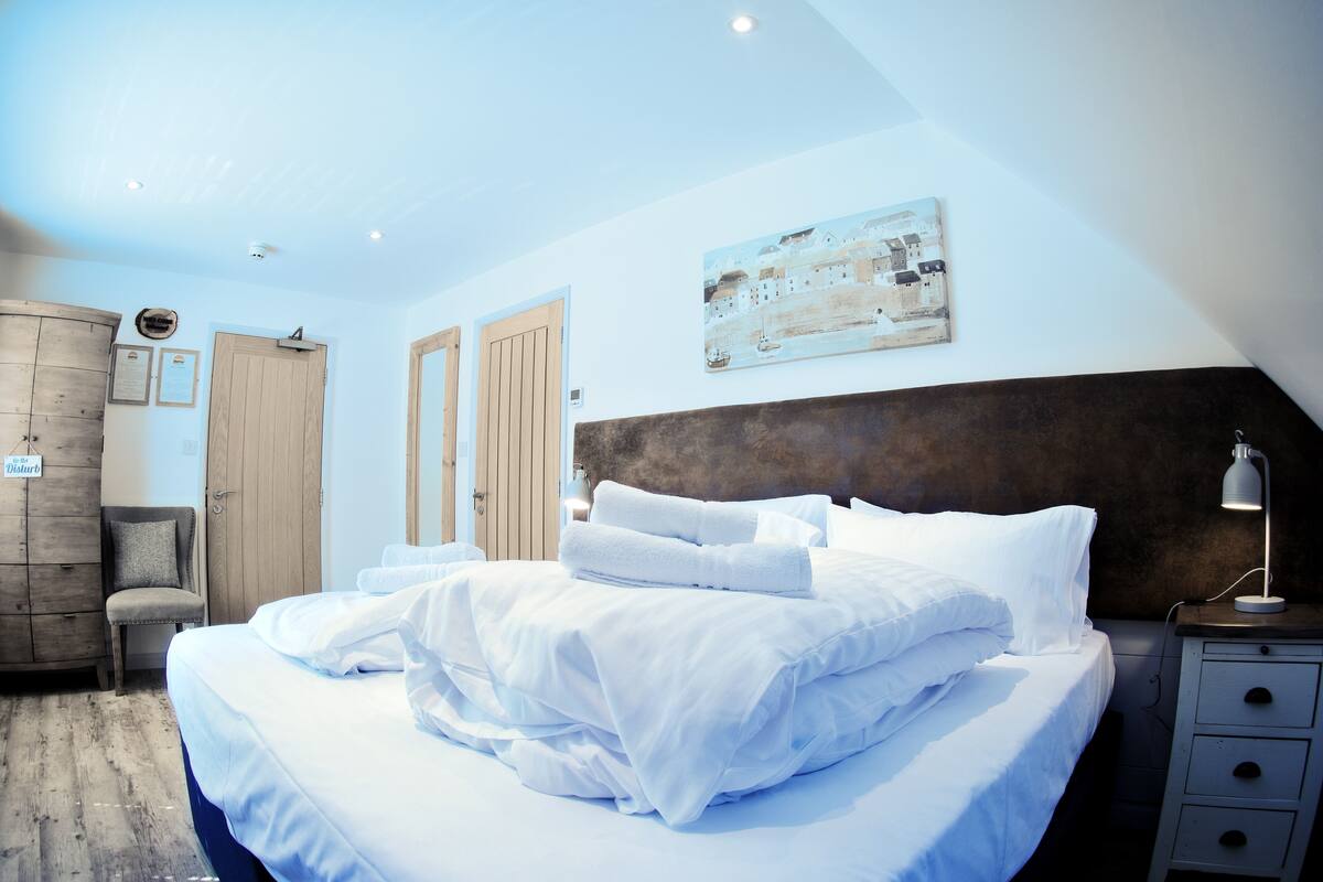 Phòng đôi hoặc 2 giường đơn (Not Dog Friendly Room) | Bàn, bàn ủi/dụng cụ ủi quần áo 