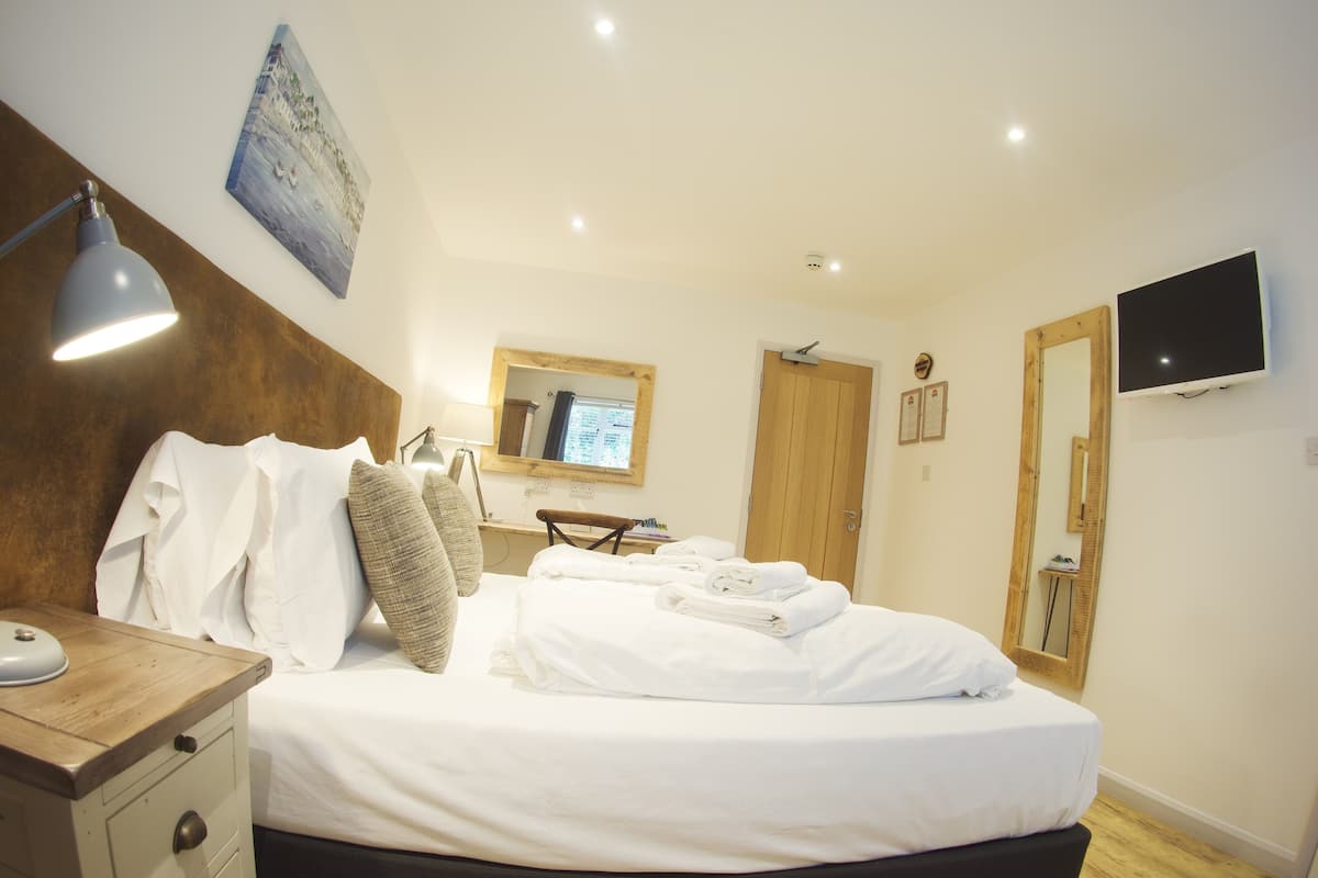 Individually furnished, desk, iron/ironing board, bed sheets