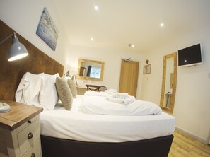 Yksilöllisesti kalustettu, työpöytä, silitysrauta/-lauta, vuodevaatteet