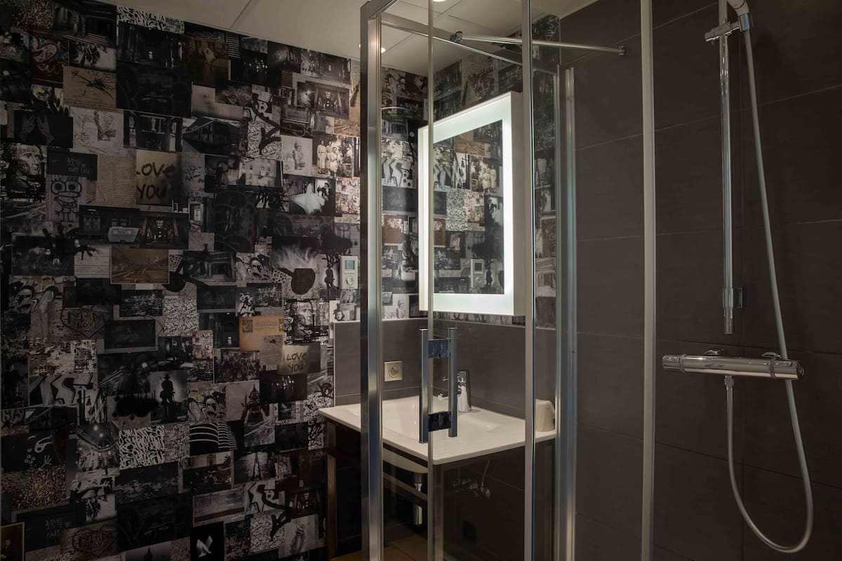 executive room | bathroom | deep-soaking bathtub, rainfall showerhead, free toiletries, hair dryer