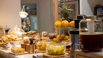 Desayuno buffet (EUR 20 por persona)