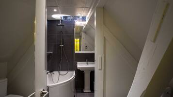 Un baño moderno con bañera, inodoro y lavabo.
