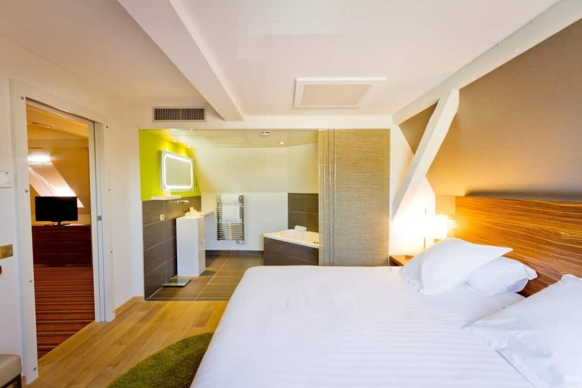 Ropa de cama hipoalergénica y caja de seguridad en la habitación