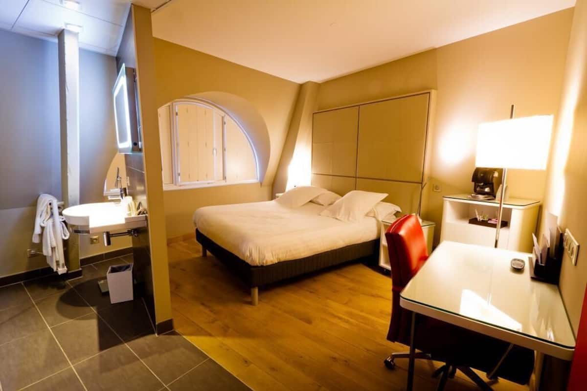 Ropa de cama hipoalergénica y caja de seguridad en la habitación